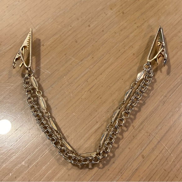 EUC Vintage 1960s Sweater/Scarf Clip Guard. Gold Tone Double Chain.
PAT. 2853764 - Picture 1 of 14